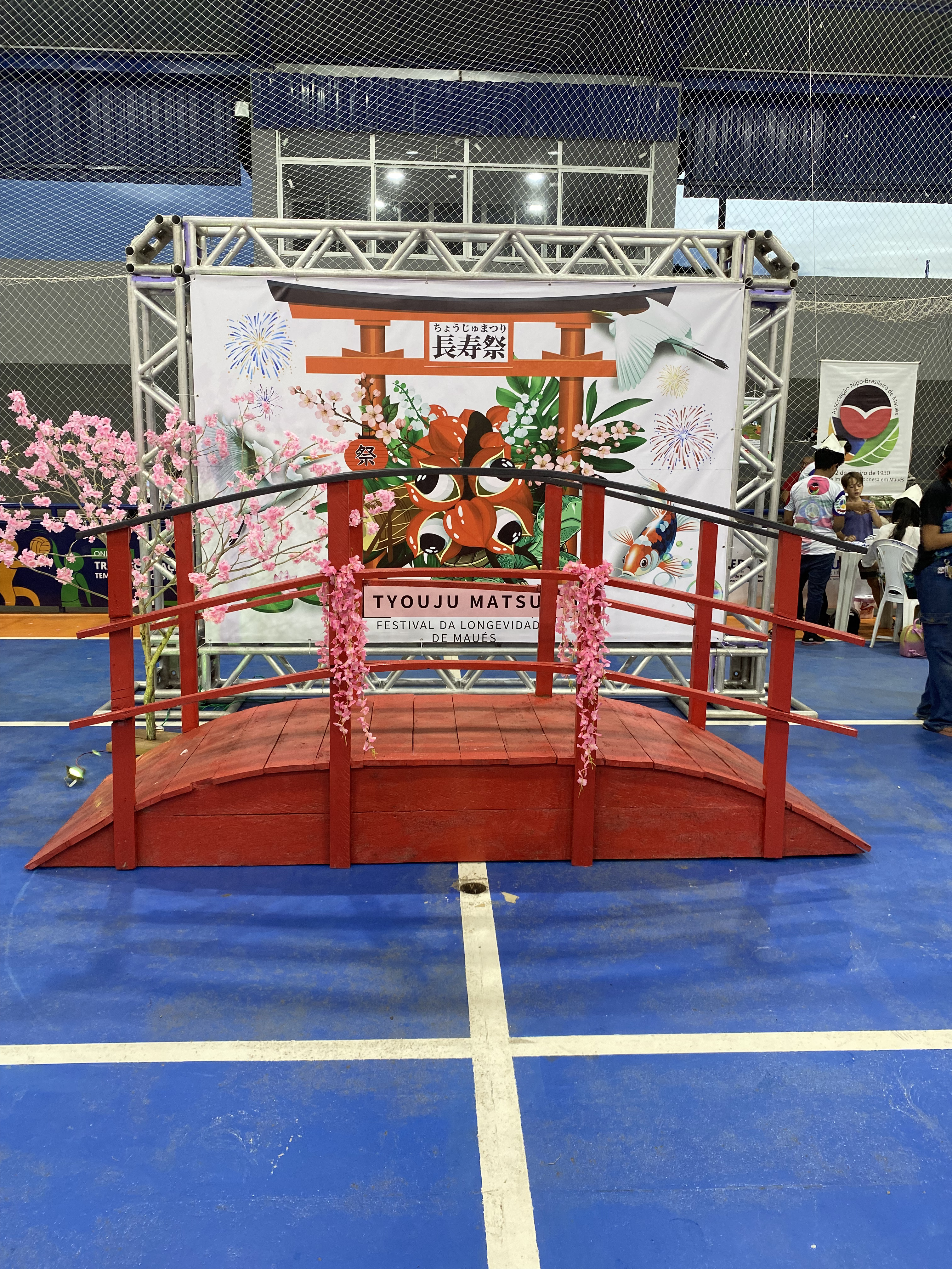 Ponte Taiko-bashi (太鼓橋), ou "ponte do tambor", é uma ponte de pedestres em arco elevado originária da China e muito presente nos tradicionais jardins japoneses.