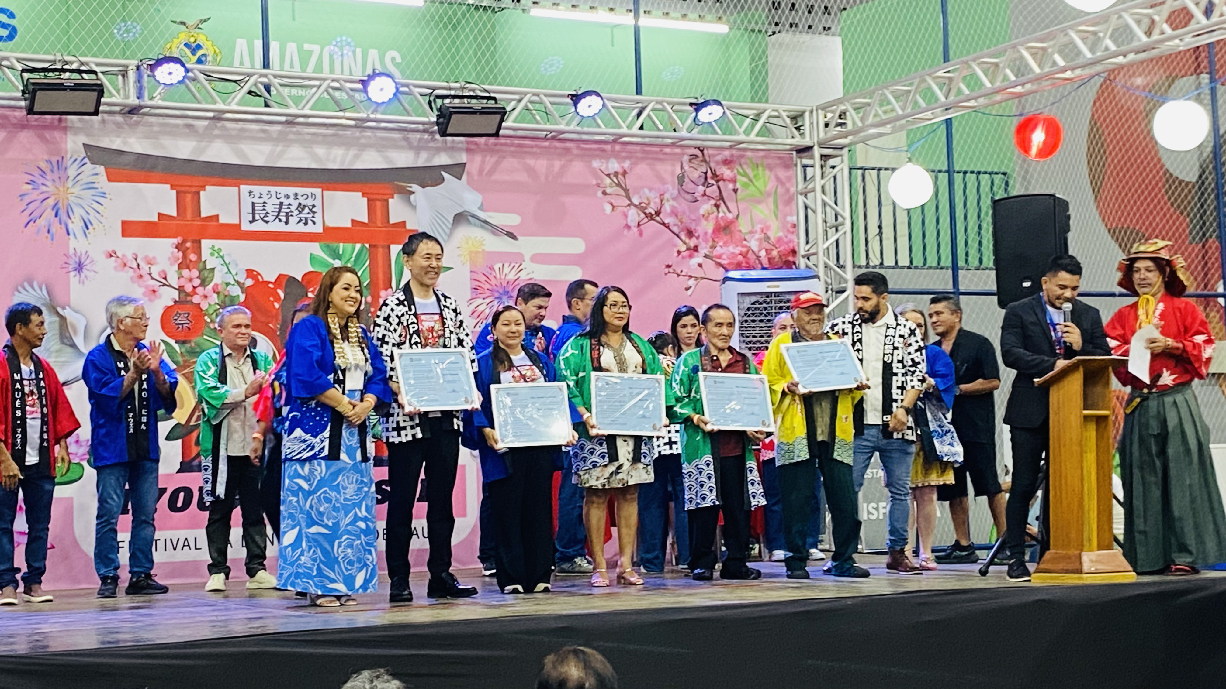 Foram entregues "O Título Medalha do Guaraná", a maior honraria do Poder Legislativo Municipal à famílias pioneiras japonesa como as Famílias Tamioka, Koide, Neo e Uchiyama. O Yuichi Miyagawa (ao lado da prefeita), cônsul-geral do Japão em Manaus, também recebeu a honraria.