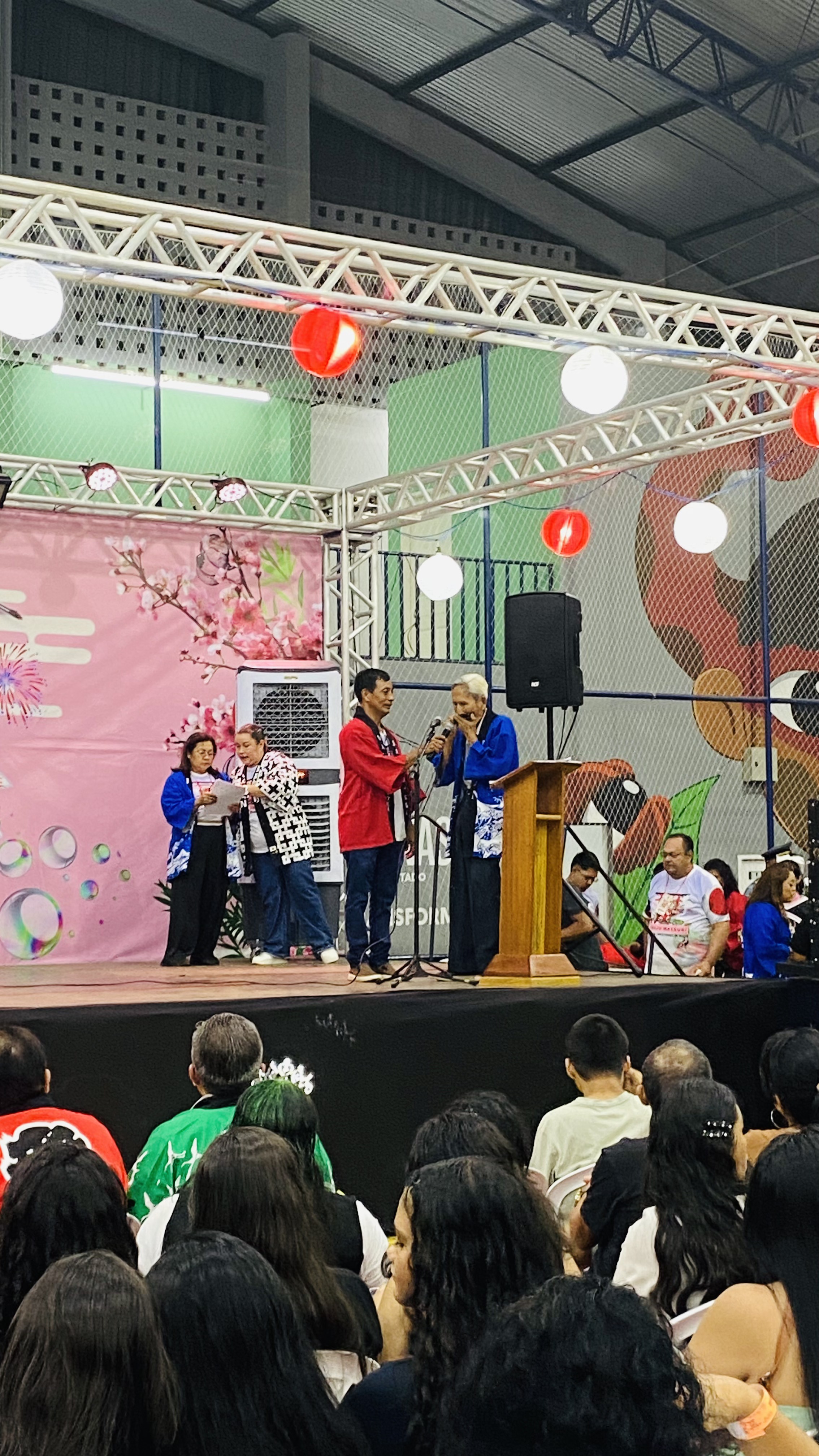 O Sr. Nobumi Sakiyama tocando gaita, uma música que aprendeu quando jovem, e Amilton Neo segundo o microfone.