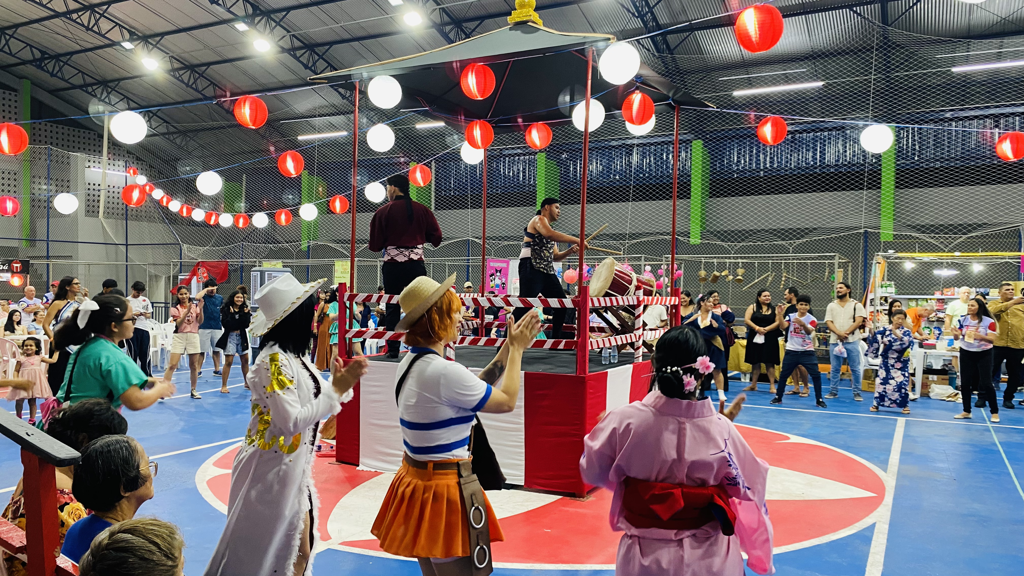 Momento Bon Odori são danças circulares ao redor do Yagura (torre central) ao som de tambores taiko e músicas folclóricas.